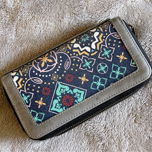 Te-Rich RFID canvas wallet 6-3/4 x 3-3/4. Cellphone suction cup fits I-phone. - Picture 1 of 6